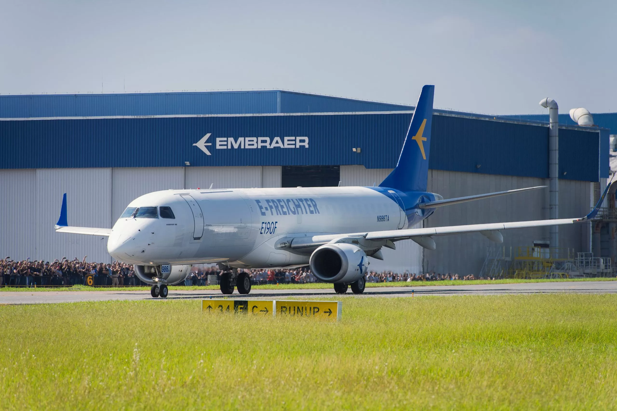 Embraer abre 200 vagas com bolsas de até R$ 2.400 para estudantes de cursos técnicos e universitários nas áreas de tecnologia e engenharia