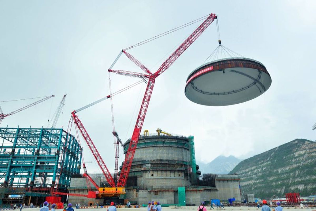 Conheça o SANY SCC9800TM, o maior guindaste sobre esteiras do mundo! Com 4.500t e design modular, ele revoluciona o içamento pesado.