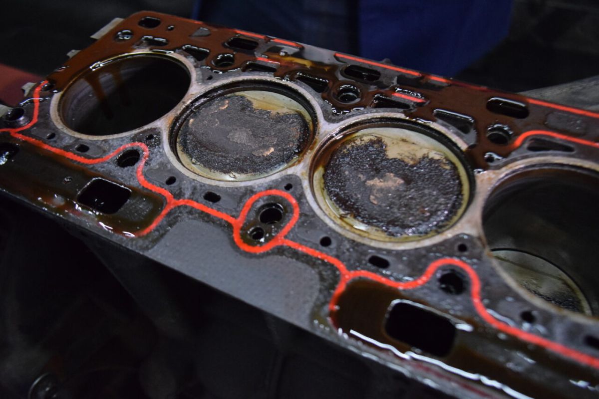 Etanol limpa a carbonização da câmara de combustão?