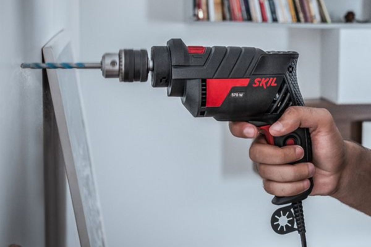 Furadeira boa e barata para casa (Maio/2025)? 🛠️ Top 3 marcas confiáveis: Skil, Black & Decker, Mondial. Veja modelos e como escolher!