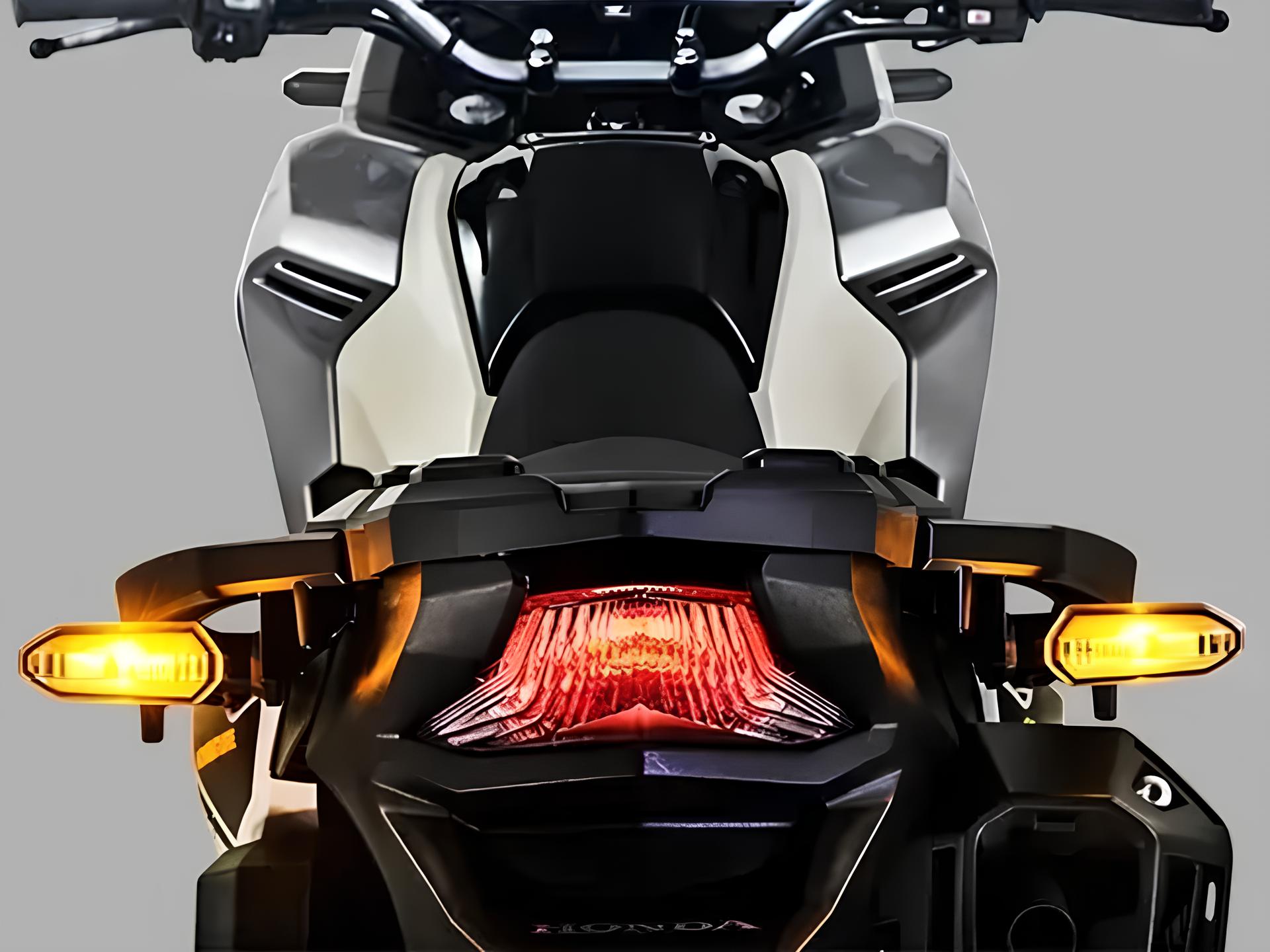 Com tanque de 13,8 litros e média de 34,5 km/l, a nova 300 cc aventureira da Honda impressiona pelo alcance de quase 410 km — mas o preço já assusta: R$ R$35.215,00