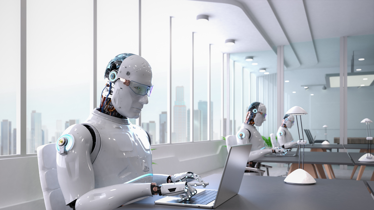 Robôs humanoides operando computadores em um ambiente corporativo moderno com vista para a cidade
