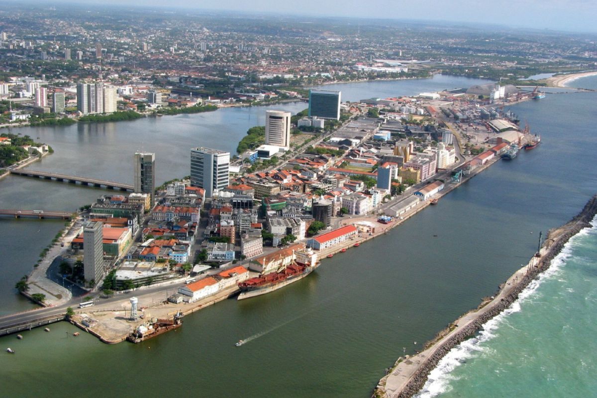 Ameaça oculta no Capibaribe: como a poluição química 'invisível' afeta Recife, metrópole brasileira. Riscos à saúde e ao ecossistema