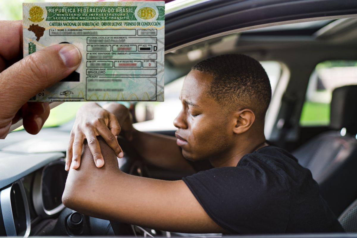 Motoristas proibidos em rodovias? Entenda a restrição específica na CNH