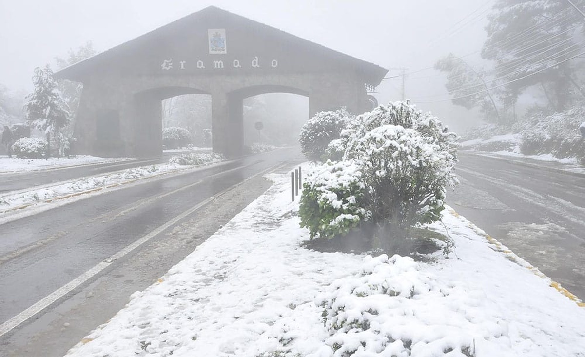 Entrada de Gramado coberta por neve durante o inverno rigoroso no sul do Brasil