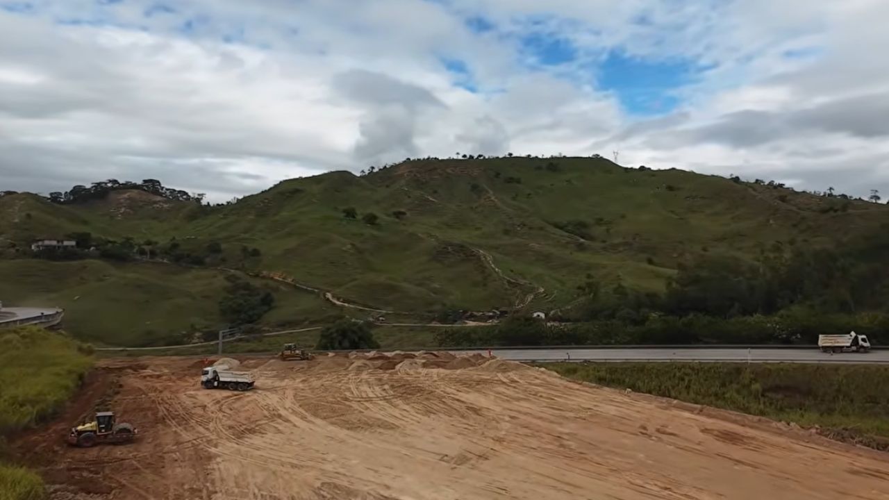 Nova 381: Obras em Antônio Dias revelam construção de base operacional no Km 303