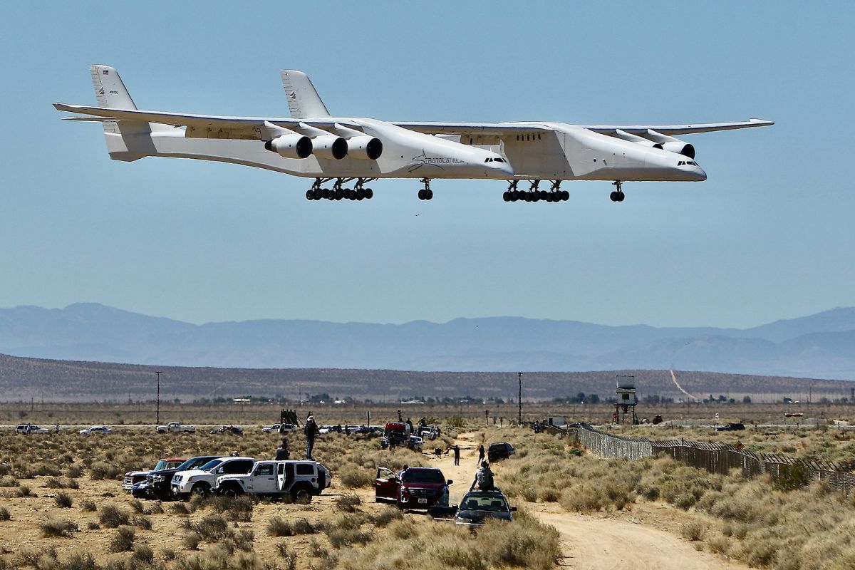 Avião Stratolaunch Roc: Conheça o gigante de 117m de envergadura e 2 fuselagens! Veja como esta aeronave única lança veículos hipersônicos em pleno voo.