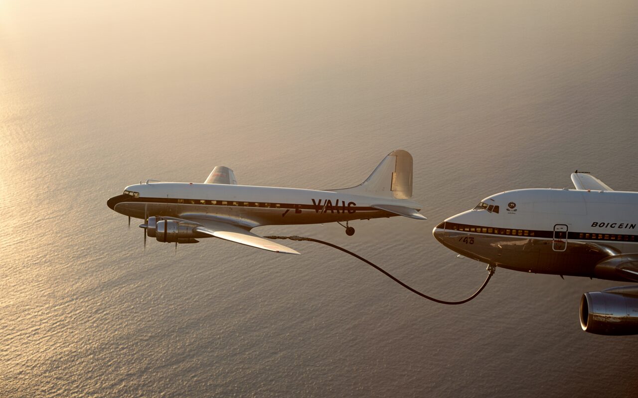 O avião que pode passar dias no ar sem pousar — graças a uma manobra impressionante de reabastecimento no voo