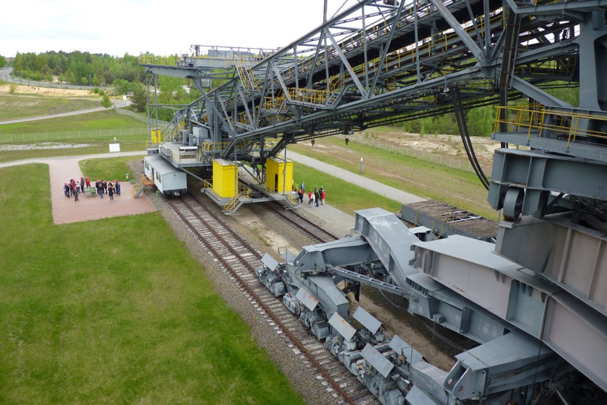 Conheça a ponte transportadora F60, a 'Torre Eiffel Deitada' da Alemanha! Descubra como esta gigante de 11.000 toneladas move montanhas em minas de carvão.