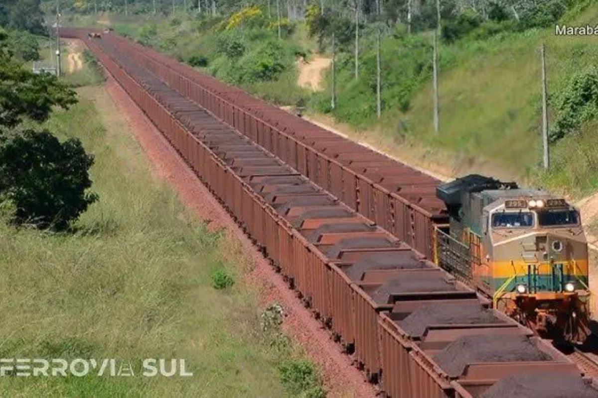 Gigante brasileiro! 🇧🇷 O trem de carga mais longo do mundo (EFC da Vale): 3.5km, 330 vagões e seu valioso minério de ferro.