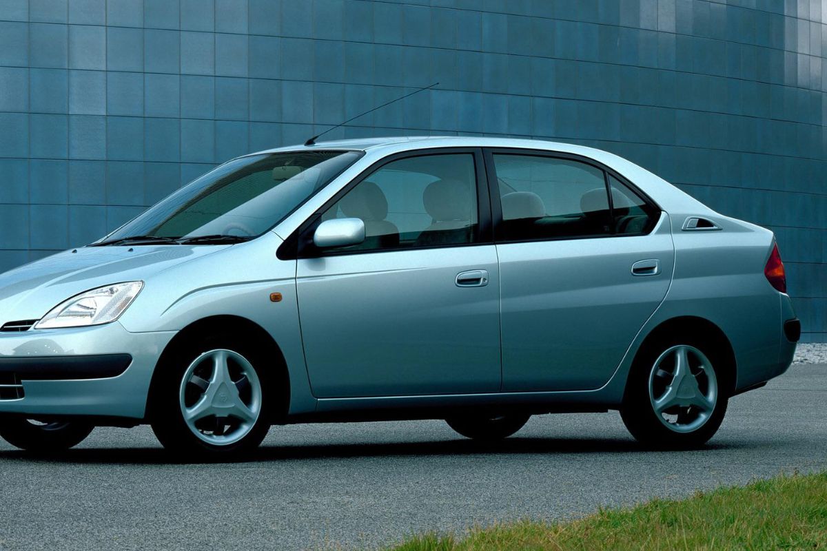 Toyota Prius (1997): o primeiro carro híbrido de produção em massa do mundo! 🇯🇵 Descubra como ele antecipou a era dos híbridos.