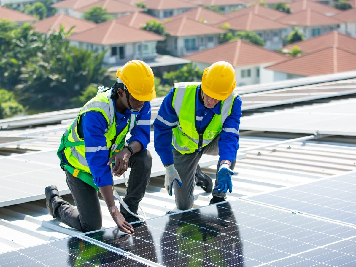 Trabalhador poderá usar o saldo do FGTS para comprar e instalar energia solar em sua residência, segundo novo projeto em tramitação no Senado.