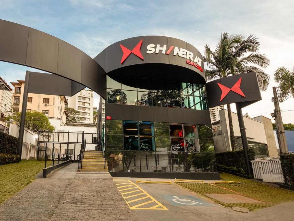 Fachada moderna da concessionária Shineray com arquitetura arrojada e logotipo em destaque