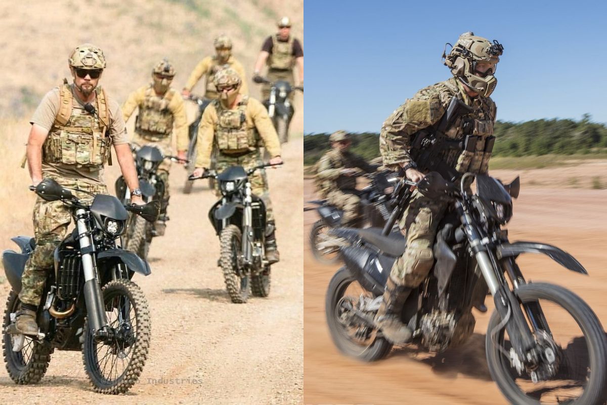 Soldados das Forças Especiais dos EUA pilotam motocicletas Christini AWD 450 com tração integral em terreno arenoso durante exercício tático.