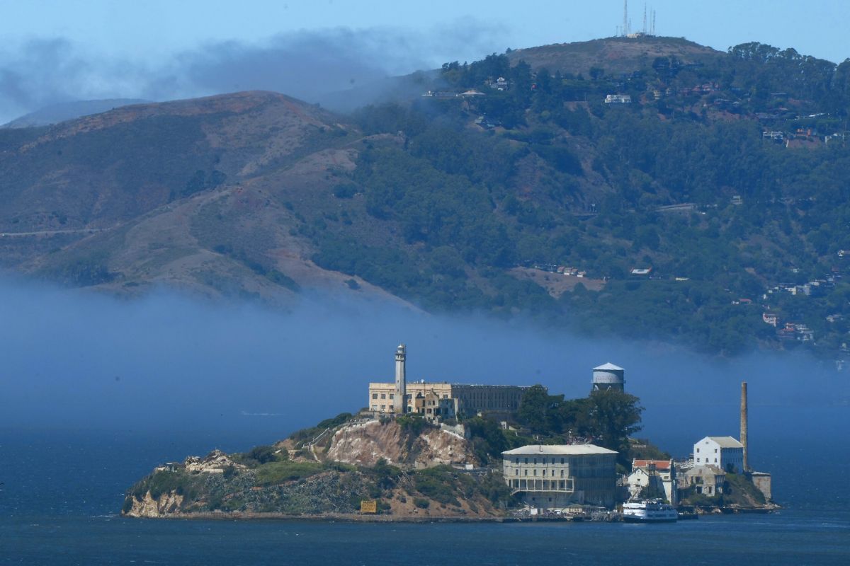 Reabrir a Prisão de Alcatraz? Ordem de Trump ignora custos e status de parque. Análise aponta manobra política, não plano real. Saiba mais