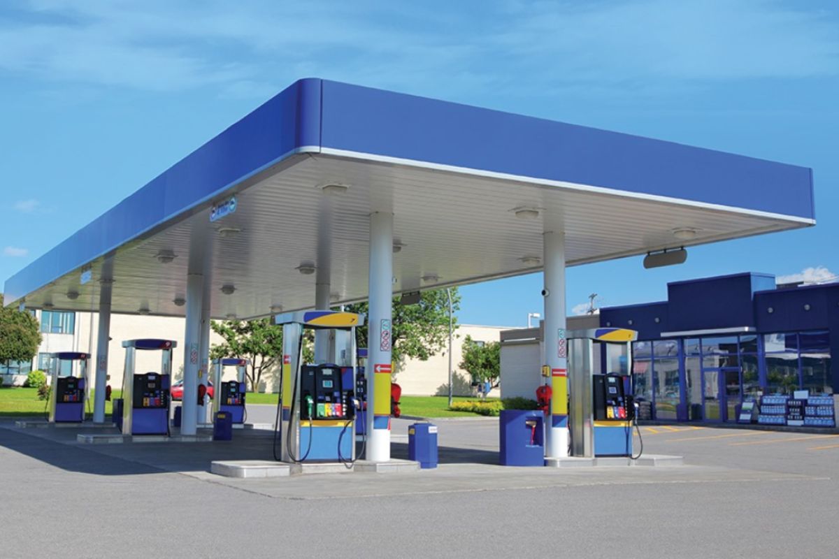 Gasolina de posto bandeira branca: PERIGO para seu motor? ⛽ Descubra como a adulteração DESTRÓI seu carro e aprenda a se PROTEGER!