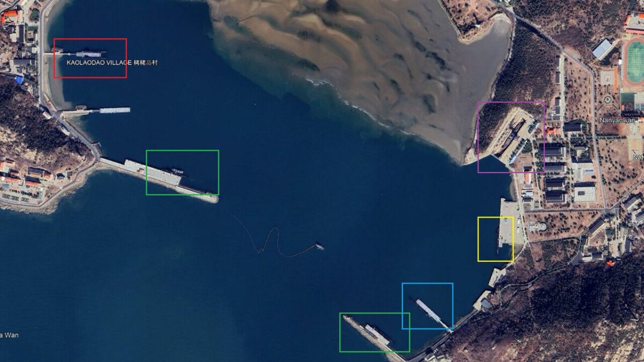 Imagens recentes do Google Earth expõem movimentações estratégicas da marinha chinesa, revelando ao menos seis submarinos nucleares em base naval até então considerada sigilosa, na província de Shandong.