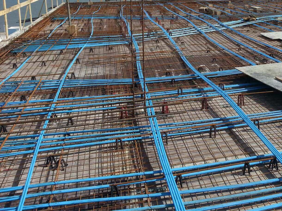 Concreto protendido: Material permite estruturas mais leves, resistentes e com maior durabilidade, sendo amplamente utilizado em obras de grande porte no Brasil e no mundo.