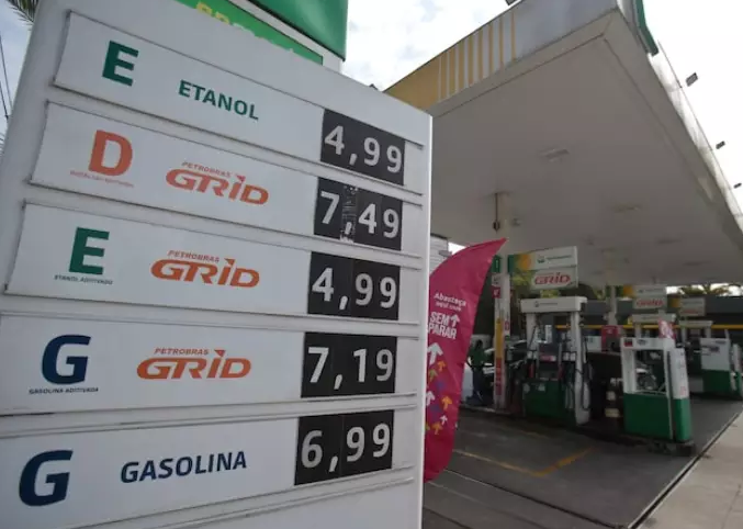 Petrobras corta preço do diesel e gasolina, mas descontos não chegam ao consumidor; governo intensifica fiscalização contra fraudes e cartéis.