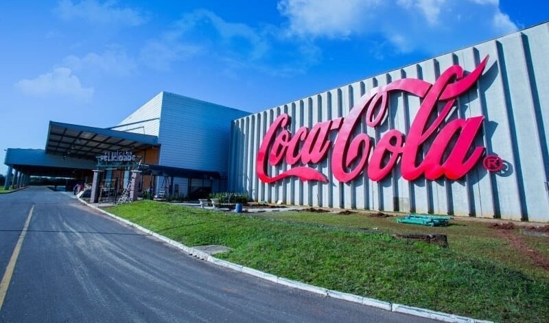 Coca-Cola escolherá Uberlândia como sede de sua fábrica mais moderna, com investimentos de R$ 1,5 bilhão e foco em inovação e sustentabilidade.
