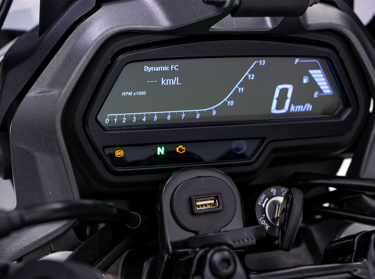 Nova Bajaj Dominar 400 chega com painel LCD, modos de pilotagem, controle de tração e visual renovado. Veja o que muda na moto de 2025!