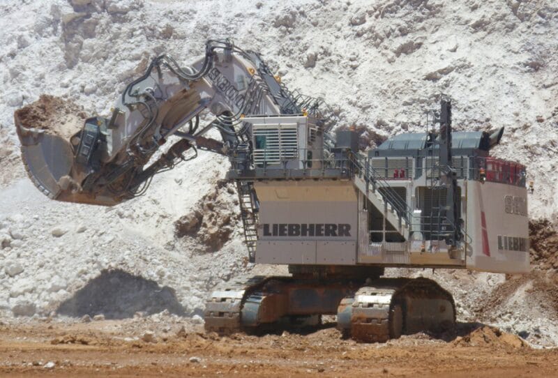 Escavadeira hidráulica Liebherr R 9800 de 800 toneladas escavando rocha em mina a céu aberto