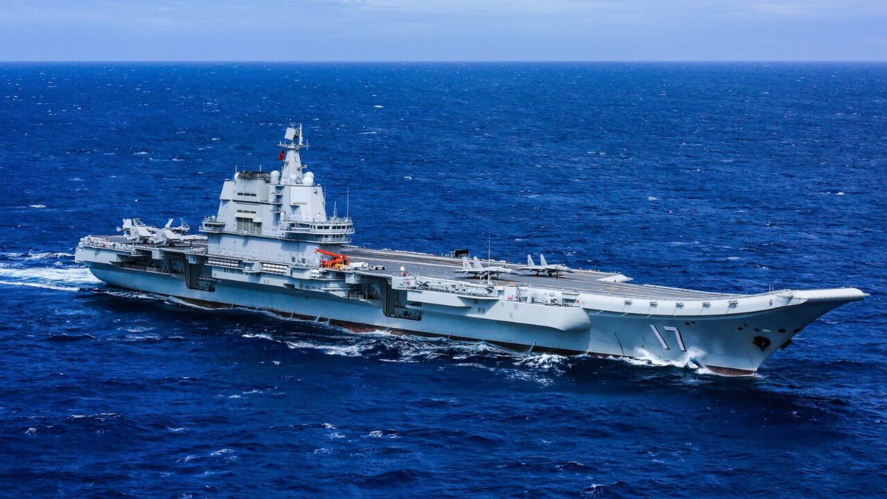 A China mobilizou o porta-aviões Shandong próximo às Filipinas durante exercícios Balikatan, em resposta à cooperação militar EUA-Filipinas, reforçando sua presença naval na região do Indo-Pacífico.