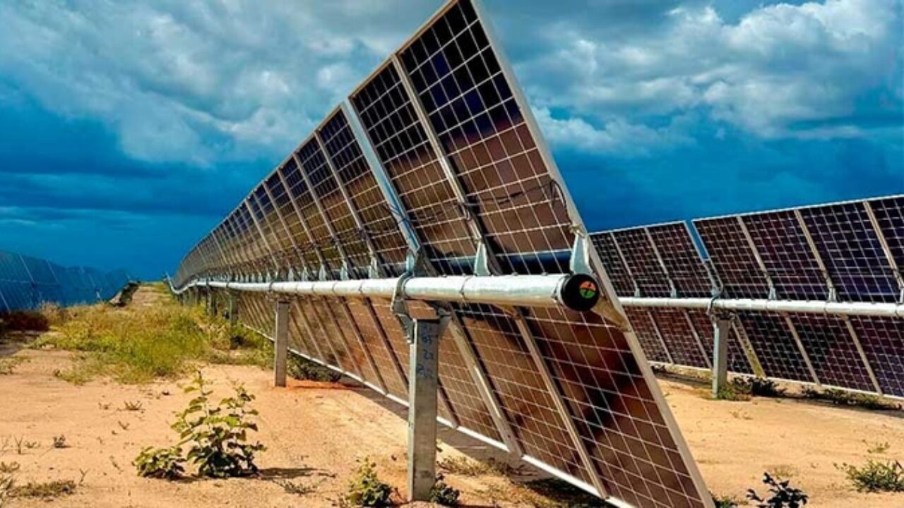Tecnologia de rastreador adaptável revoluciona construção de usina solar (Complexo Solar Serrita) no sertão de Pernambuco.