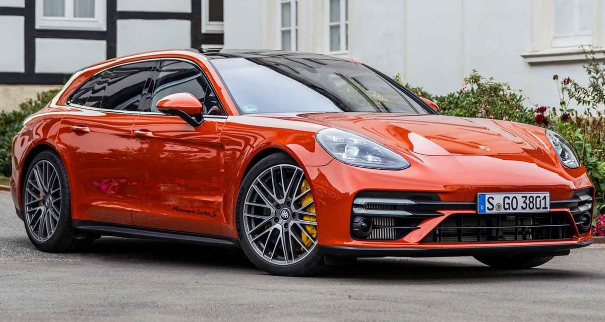 Porsche Panamera Turbo S Sport Turismo 2021 laranja estacionado em frente a uma casa