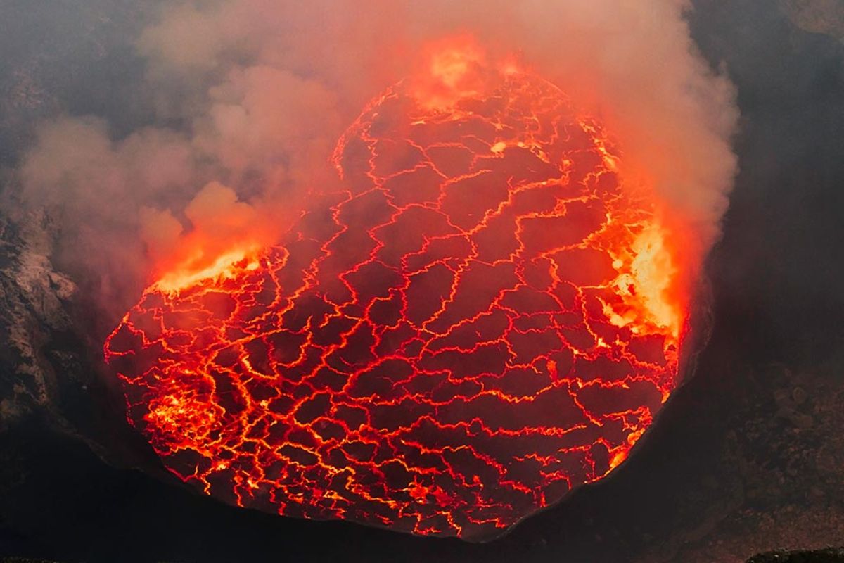 Vulcão Nyiragongo: a bomba-relógio geológica sob a cidade de Goma