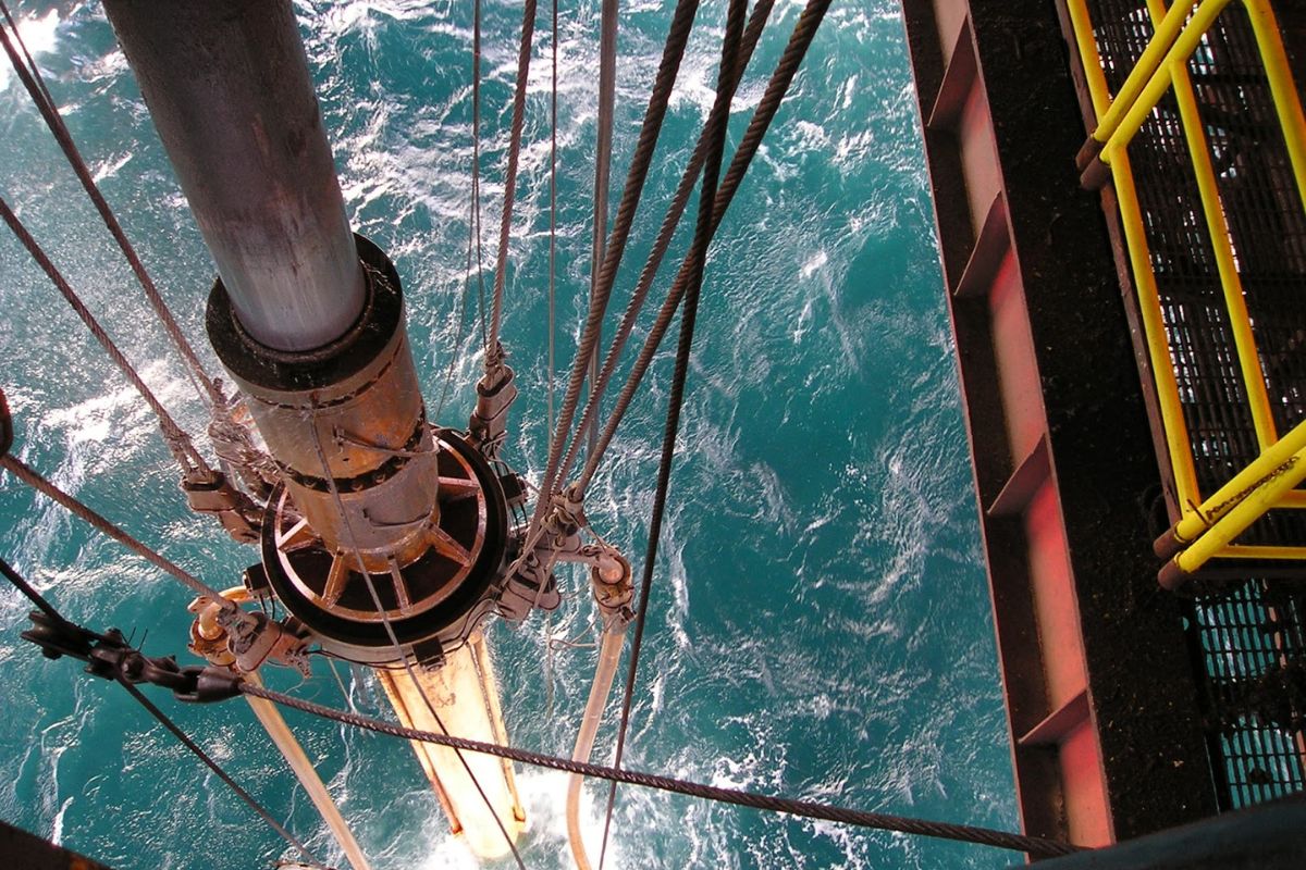 A "guilhotina" de 300 toneladas do fundo do mar: como funciona a válvula de segurança que corta aço no pré-sal?