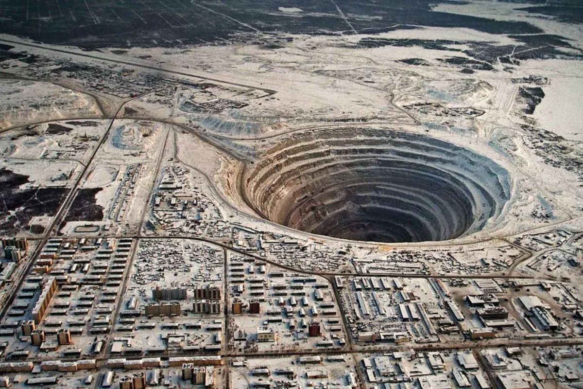 A cratera de diamantes da Sibéria: a história da mina de diamantes Mirny