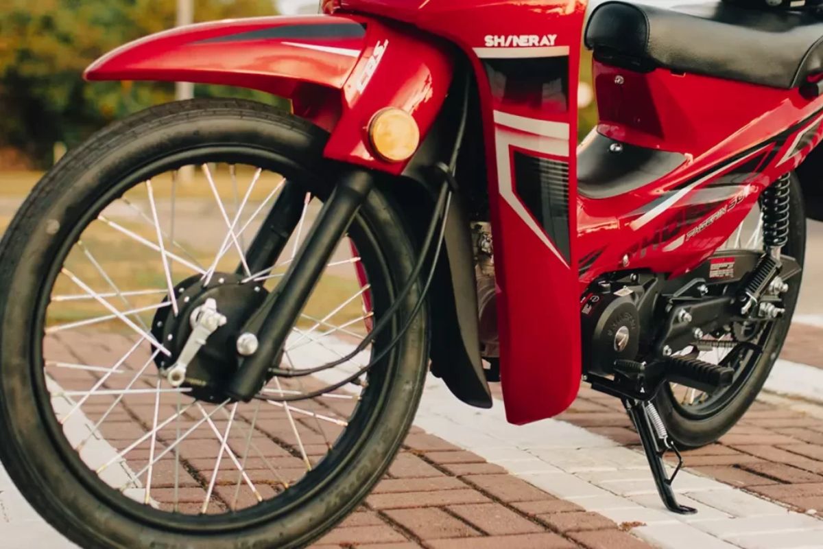A moto que não exige CNH... mas precisa de habilitação: a verdade sobre a Shineray Phoenix 50