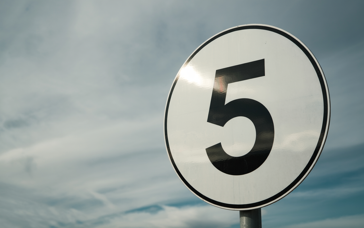 A nova placa de trânsito branca com um 5 no centro: descubra o que realmente ela significa