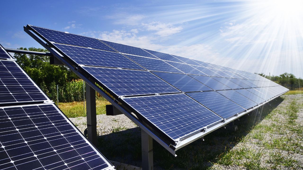 O Banco do Nordeste já liberou R$ 55,3 milhões para financiar placas de energia solar em propriedades rurais até abril de 2025. Iniciativa impulsiona agricultura familiar com energia limpa.