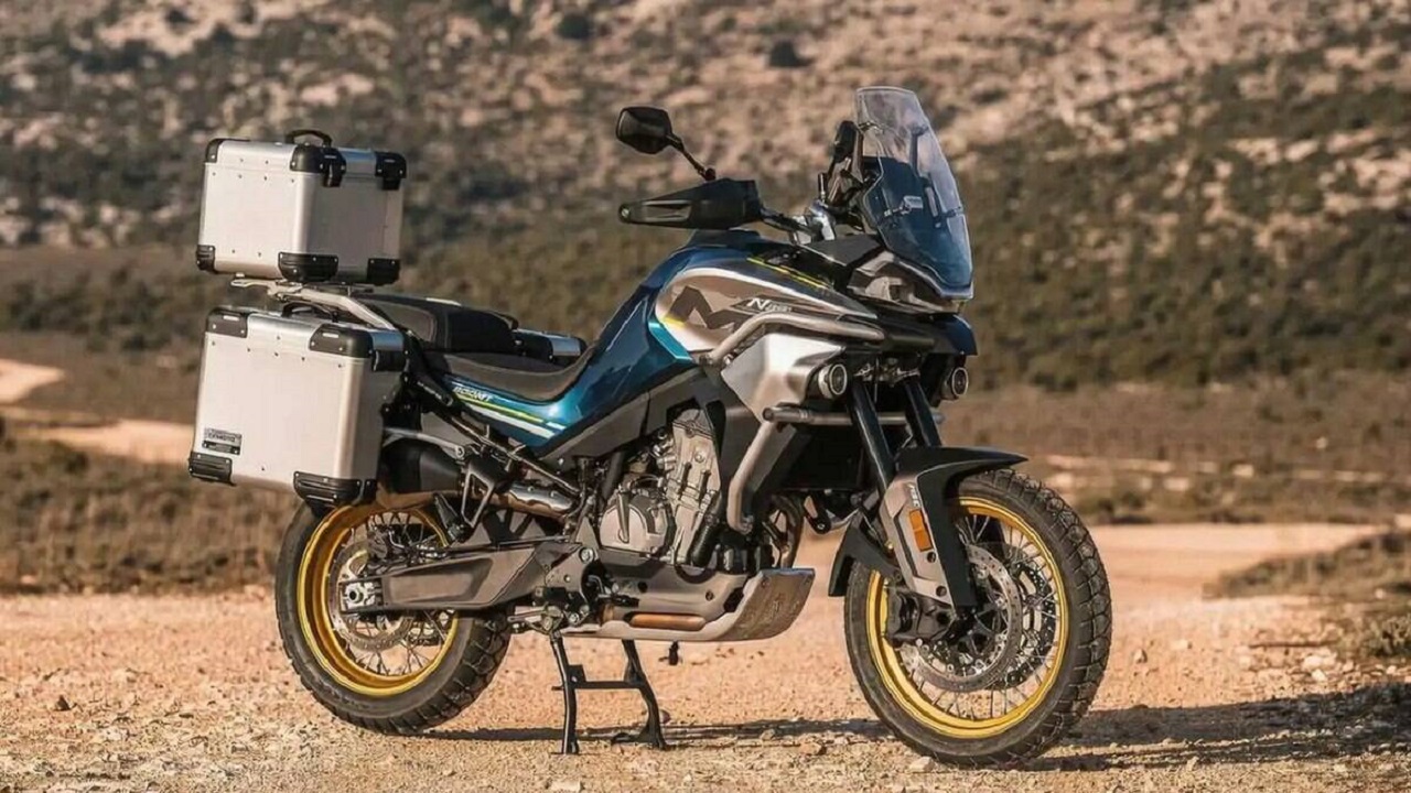 Procurando uma moto para viajar em 2025? A CFMoto 800 é a touring CFMoto ideal para a estrada! Com autonomia superior a 480 km (tanque de 20 L e 21 km/l), ela te leva longe. Descubra o preço que impõe respeito e prepare-se para a aventura