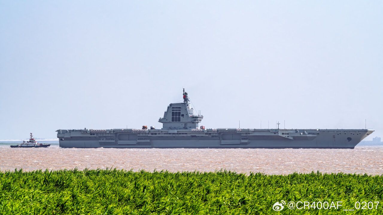 A Marinha chinesa amplia sua frota em 2025 com novos navios, submarinos e o porta-aviões Fujian. Expansão naval reforça o poder militar da China no Indo-Pacífico.
