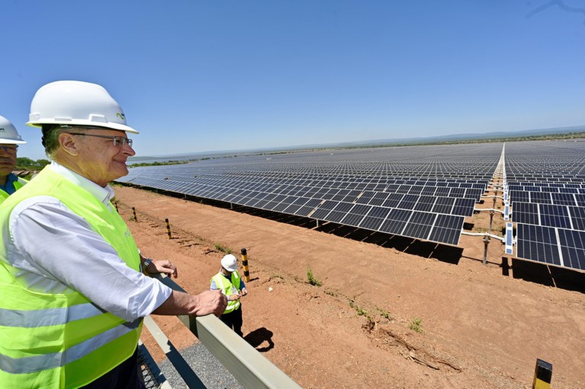 Ministro observa usina solar durante visita técnica à instalação de energia renovável no Brasil.
