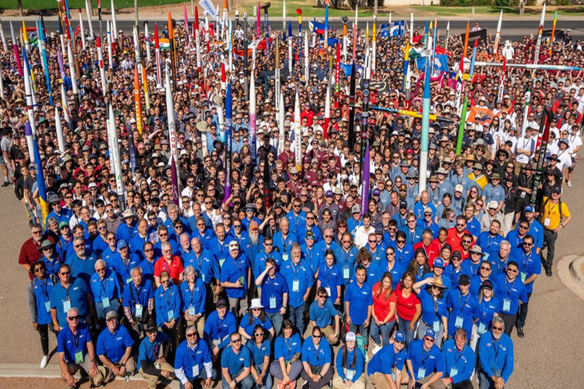 Equipe reunida em evento internacional de lançamento de foguetes educacionais