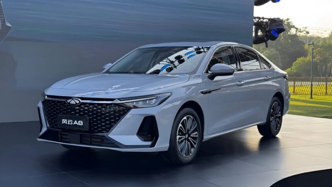 Chery lança sedã híbrido que faz 22 km por litro, tem autonomia de 1.400 km e custa só R$ 62 mil, mas há um porém: será vendido primeiro na China