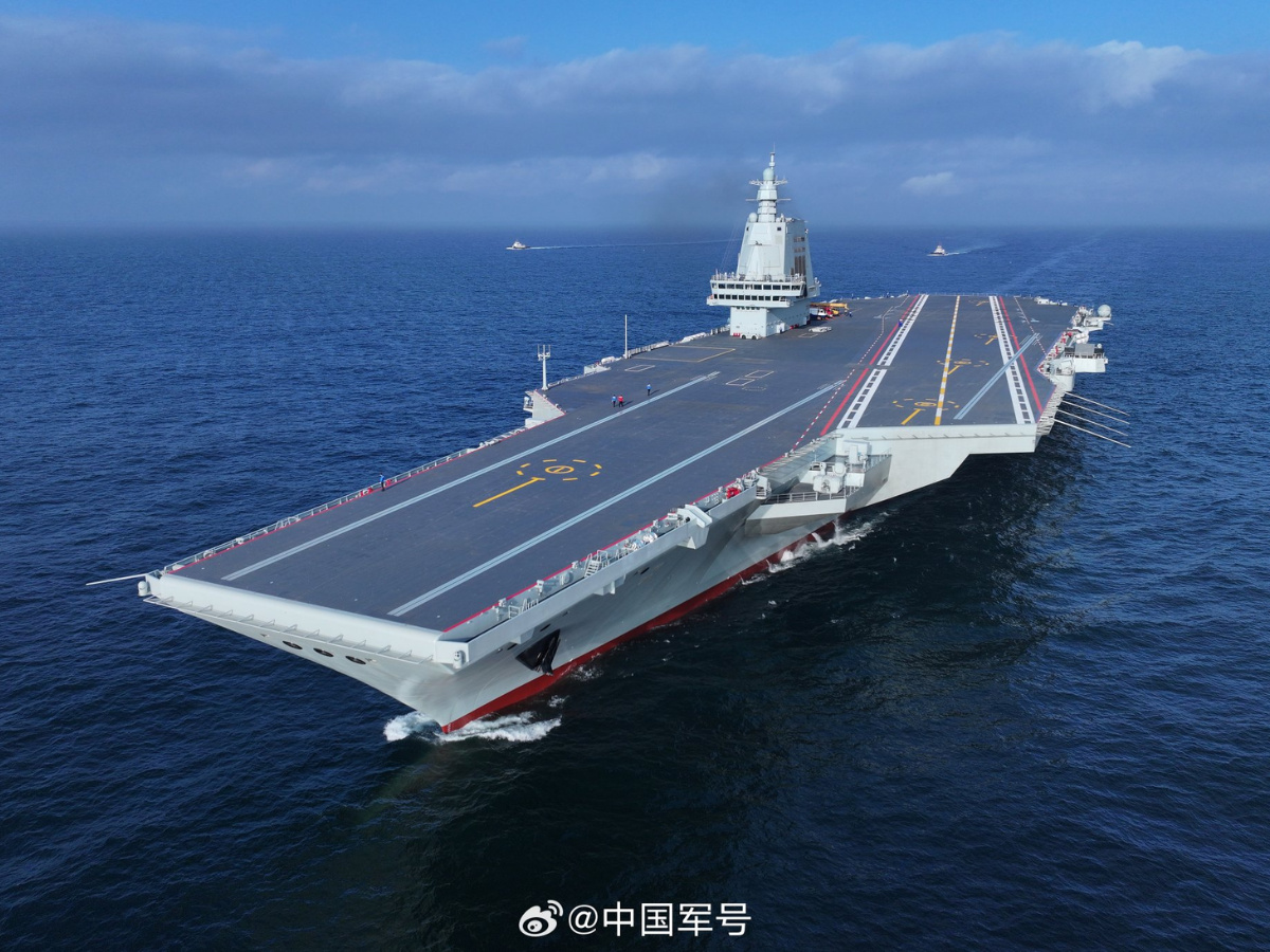 China acelera modernização de sua Marinha com o novo porta-aviões Fujian, que entra em serviço em 2025. Navio CATOBAR com tecnologia de ponta desafia domínio dos EUA no Pacífico.