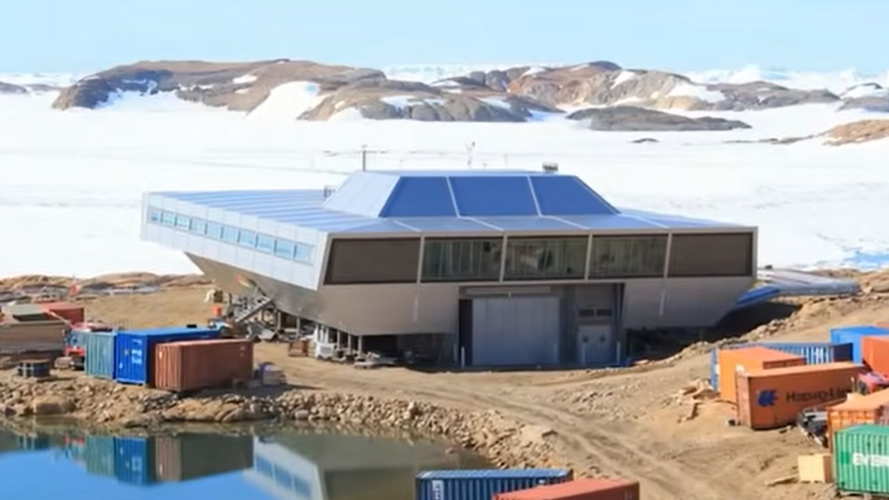 Em meio ao gelo implacável da Antártida, existe uma estrutura futurista. Trata-se da estação de pesquisa Bharati, da Índia, construída inteiramente com contêineres. Projetada para resistir aos extremos mais hostis do planeta, ela é um símbolo de engenharia, logística e adaptação inteligente. Esta base modular e desmontável opera de forma eficiente e sustentável a mais de 12.000 km de seu país de origem.