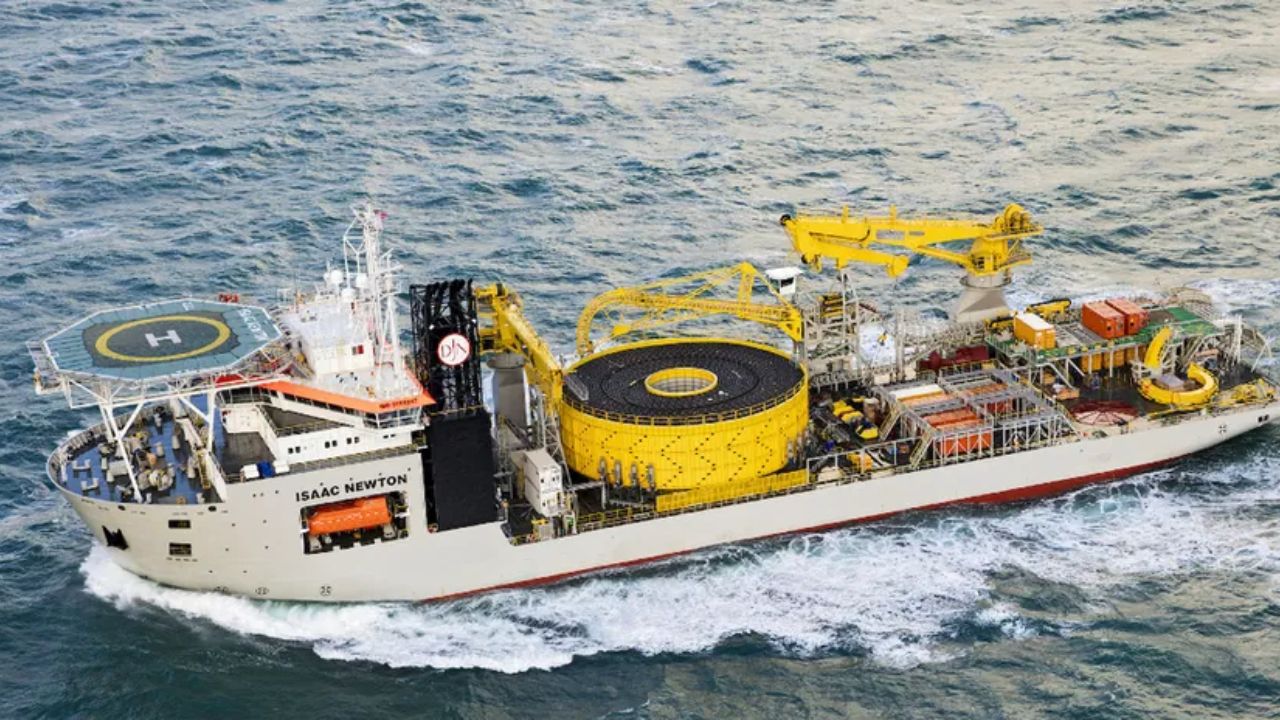 Conheça o navio-cabreiro capaz de lançar e reparar milhares de quilômetros de fibra ótica, conectando continentes em sigilo absoluto