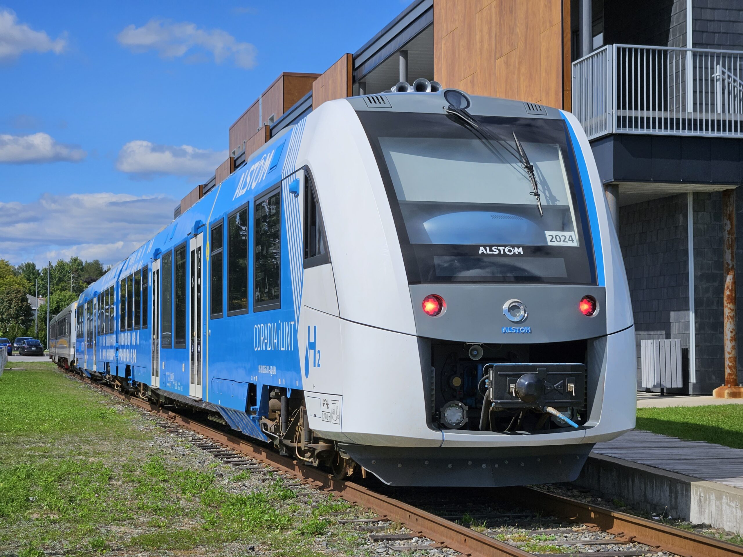 Alemanha testa novo trem de hidrogênio com autonomia de 1.100 km que atinge 140 km/h; tecnologia pode acelerar o fim do diesel no transporte ferroviário