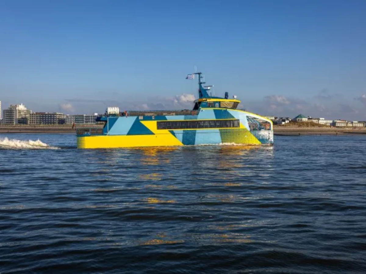 Balsa elétrica E-Kat usa energia solar para travessia sustentável entre Norddeich e Norderney, com recarga rápida e eficiente.