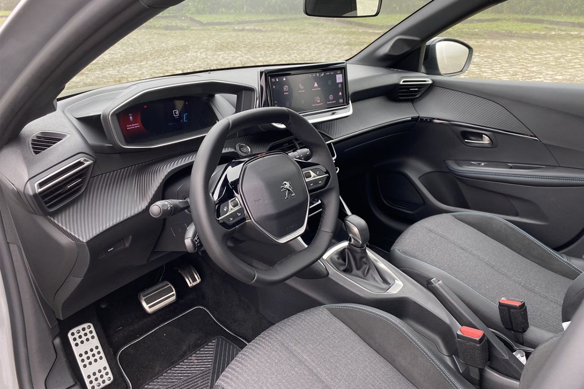 Este Hatch 2025 tem Design Europeu e o Motor Mais Forte da Categoria (130 cv), mas o Espaço no Banco de Trás é Extremamente Apertado. OBS Exata: Modelo: Peugeot 208 Griffe Turbo | Ano/Modelo: 2025 | Motor: 1.0 Turbo Flex (T200) de 130 cv | Consumo (Gasolina): 14,3 km/l (estrada) | Preço (Junho/2025): A partir de R$ 118.000 | Detalhe: Usa o mesmo motor do Pulse, mas o espaço traseiro é um dos menores da categoria.