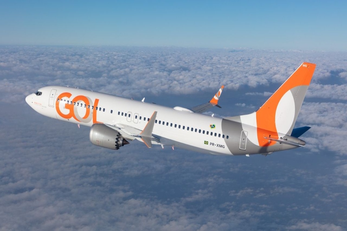 Avião da GOL Linhas Aéreas em voo acima das nuvens