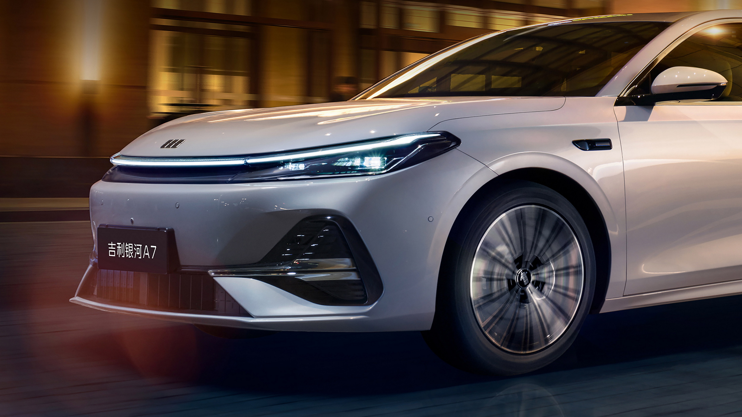 Sedã híbrido da Geely promete 38 km/l, é maior que o Corolla e custa menos que um Fiat Mobi e chaga ao Brasil em breve