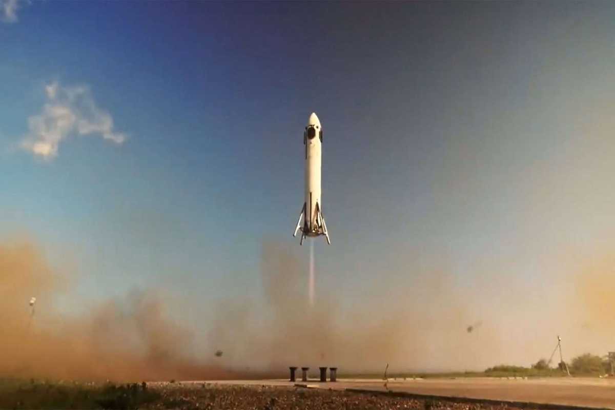 Foguete decolando em meio à fumaça durante teste no solo