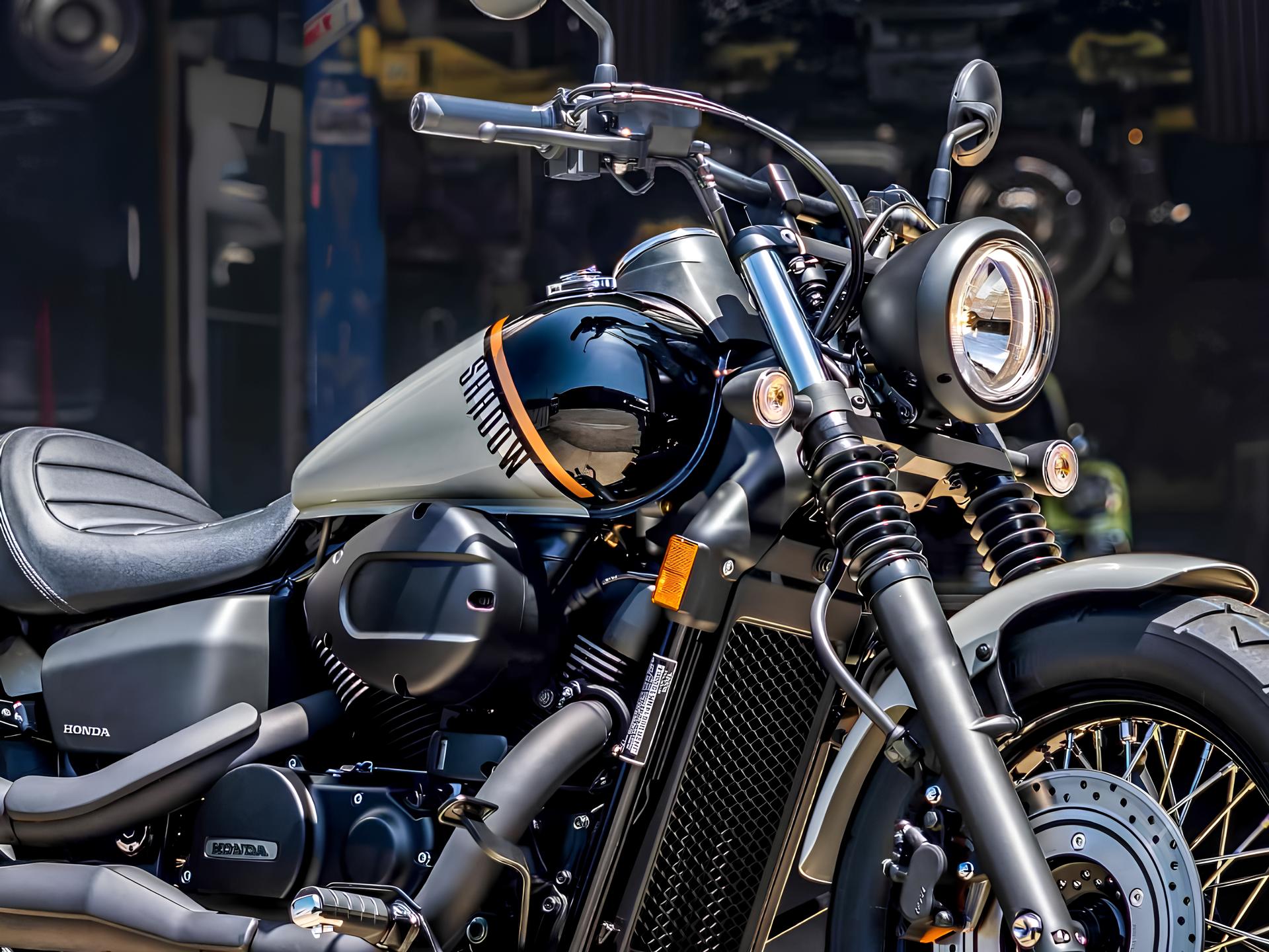 Parou de ser vendida no Brasil e hoje é uma das motos da Honda mais procuradas nas seminovas por quem quer uma custom japonesa 750, com torque em baixa, giro controlado e ciclística confortável